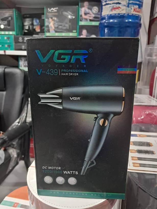 سشوار مسافرتی تاشو وی جی آر مدل V-439 موتور DC توان 1600 وات رنگ مشکی مات